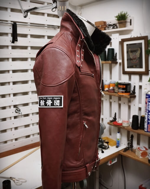 革ジャン・レザージャケット、立ち襟シングルライダースの横